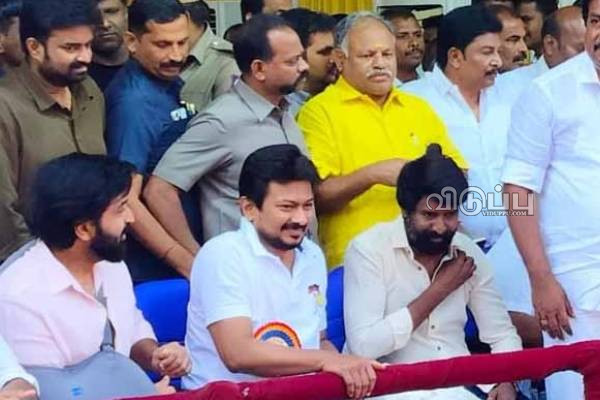 வடிவேலு ரூட்டில் காய்களை நகர்த்தும் நடிகர் சூரி!!அசிங்கப்படுத்திய ப்ளூ சட்டை மாறன்.. | Blue Sattai Maaran Troll Soori Copy Same Vadivelu வடிவேலு ரூட்டில் காய்களை நகர்த்தும் நடிகர் சூரி!!அசிங்கப்படுத்திய ப்ளூ சட்டை மாறன்.. | Blue Sattai Maaran Troll Soori Copy Same Vadivelu