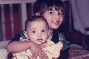 தனது சகோதரருடன் இருக்கும் இந்த பிரபல நடிகை யார் என்று தெரிகிறதா?