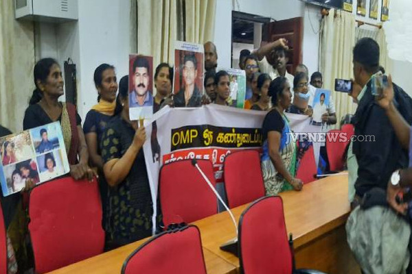 யாழ் மாவட்டச் செயலக அமைச்சரின் கூட்டத்தில் அதிரடியாக நுளைந்த மக்கள் (Photos) | Tension Front Of The Jaffna District Secretariat
