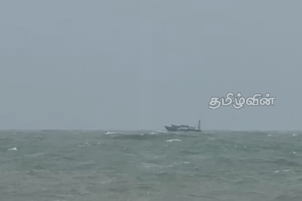 முல்லைத்தீவு கடலில் சட்டவிரோத கடற்றொழிலில் இந்திய கடற்றொழிலாளர்கள்! | Indian Fishermen Fishing Illegally Mullaitivu Sea