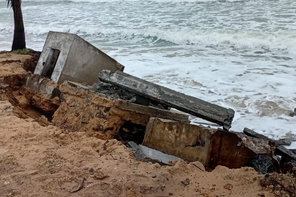 யாழ்ப்பாணத்தில் கடல் கொந்தளிப்பு ; உடைந்து விழுந்த கட்டுமானங்கள் | Cyclone Rough Seas In Jaffna Surging Waves