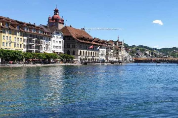 சுவிஸ் மாகாணம் ஒன்றில் 45 மீற்றர் உயரத்திலிருந்து ஏரிக்குள் பாய்ந்த கார்: சாரதியின் கதி...