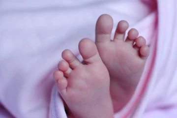 பாத்ரூமில் இளம்பெண் செய்த கொடூர செயல்! பிறந்து சில நிமிடத்திலே குழந்தைக்கு ஏற்பட்ட பரிதாபம்.. பதறவைக்கும் பின்னணி