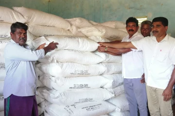 குறைந்த விலையில் விவசாயிகளுக்கு உரம் பகிர்ந்தளிப்பு (Photos)