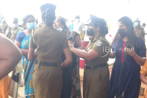 எல்லைமீறும் காவல்துறையின் அராஜகம் - மீண்டும் தாக்குவோம் - காணாமல் ஆக்கப்பட்டோரின் உறவுகள் எச்சரிக்கை! | Sri Lanka Missing Persons Tamil Peoples Police Sl