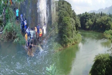 மதுபானம் குடித்துவிட்டு நீராடசென்ற 5 இளைஞர்கள்; இருவர் மாயம்
