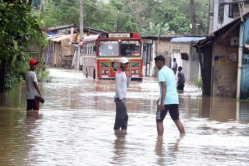 கண்டி வீதியில் போக்குவரத்து முற்றாக முடக்கம்