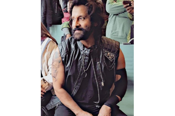 சீயான் 60 படத்தின் கெட்டப் இது தானா! இணையத்தில் வைரலான விக்ரமின் போட்டோ | Vik Ram Chi Yan Sict