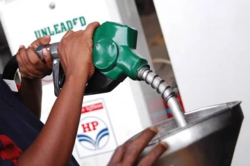 இன்ப அதிர்ச்சி... பெட்ரோல் டீசல் விலை அதிரடி குறைவு!