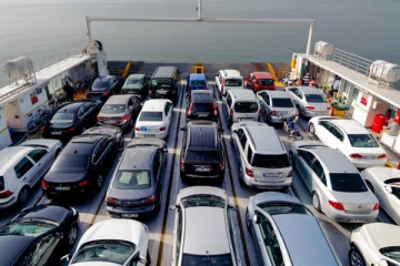 கார்களை ஏற்றிச் செல்லும் கப்பலில் தீ!