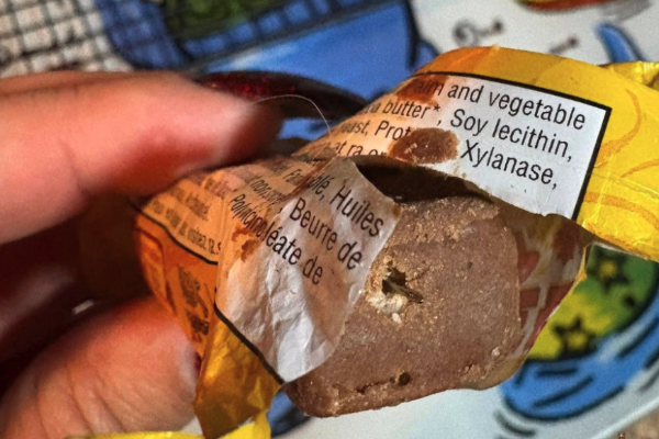 கனடாவில் குழந்தைகளுக்கு சொக்லேட் வாங்கியவருக்கு காத்திருந்த அதிர்ச்சி | Needles Found Inside Halloween Candy In Canada கனடாவில் குழந்தைகளுக்கு சொக்லேட் வாங்கியவருக்கு காத்திருந்த அதிர்ச்சி | Needles Found Inside Halloween Candy In Canada