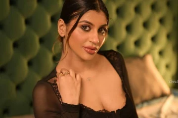 பிளாக் டிரஸ், பிங்க் லிப்ஸ்.. உச்சகட்ட கவர்ச்சியில் யாஷிகா ஆனந்த் கிளாமர் ஸ்டில்கள்