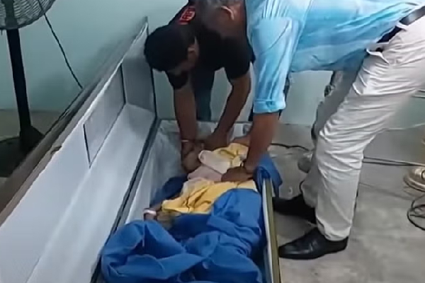 இறுதிசடங்கில் உயிர்த்தெழுந்த பெண்; அதிர்ச்சியில் உறைந்த உறவினர்கள் ! | A Sensation Funeral Caused Resurrected Woman