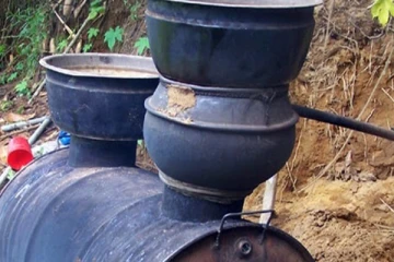 දැවැන්ත ලෙස නීතිවිරෝධීව මත්පැන් පෙරන ස්ථාන දෙකක් වටලයි