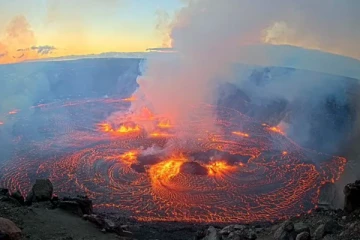 வெடித்து சிதறிய கிளாயுவா எரிமலை; தீப்பிளம்பான பகுதி