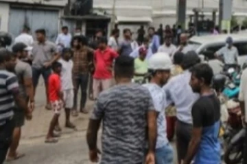 ඉන්ධන පිරවුම්හලක රාජකාරියේ නිරත පොලිස් නිළධාරීන් දෙදෙනෙකුට බැන වැදීම නිසා දෙදෙනෙක්ට සිදු වූ දේ..