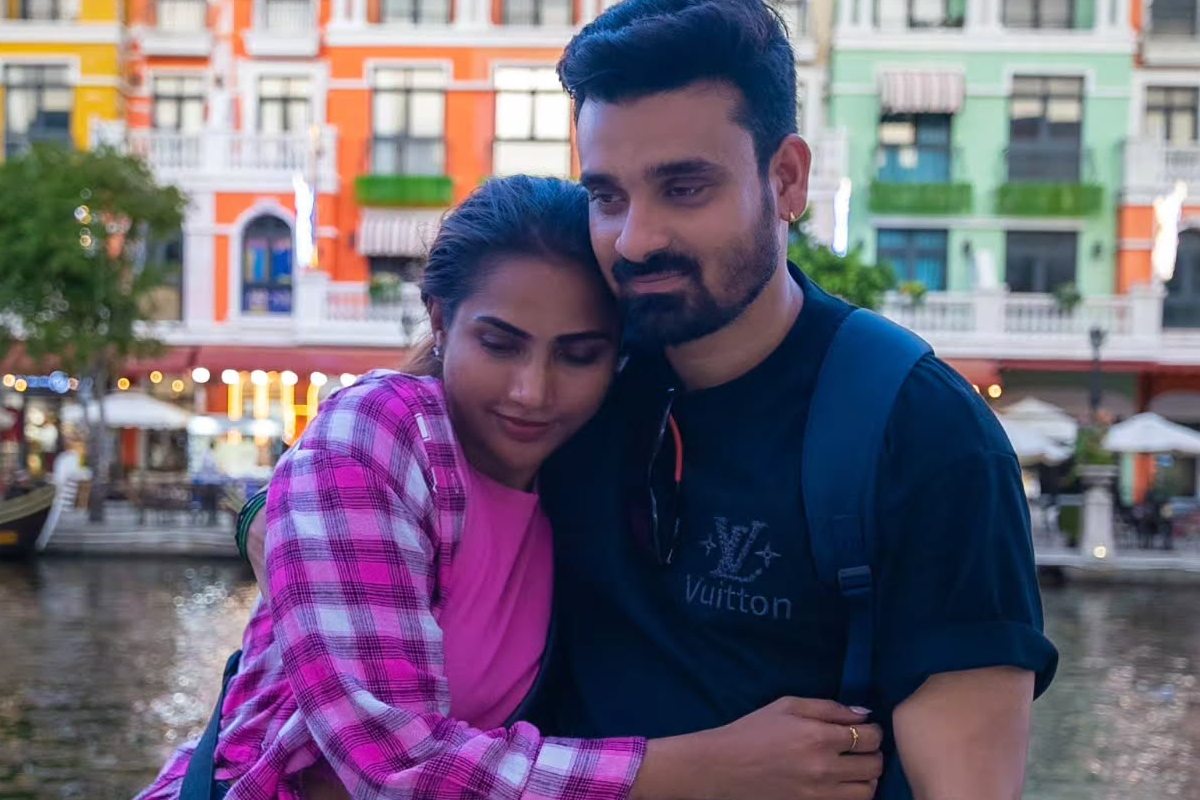 கணவர் மற்றும் மகனுடன் வெளிநாட்டில் நடிகை மைனா நந்தினி.. அழகிய குடும்ப புகைப்படங்கள் | Myna Nandhini Family Trip Photos