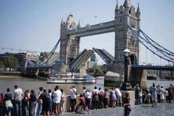 மூடாமல் இருந்த லண்டனின் புகழ்ப்பெற்ற பிரிட்ஜ்: ஆச்சரித்துடன் பார்த்த மக்கள்!