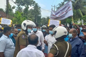 காவல்துறையினர் போராட்டக்காரர் இடையே முறுகல்- யாழில் வீதிமறியல் போராட்டத்தில் மீனவர்கள்! (காணொளி)