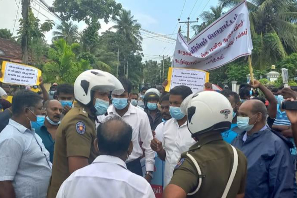 காவல்துறையினர் போராட்டக்காரர் இடையே முறுகல்- யாழில் வீதிமறியல் போராட்டத்தில் மீனவர்கள்! - ஐபிசி தமிழ்