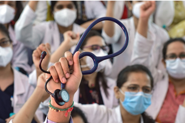 அரசிற்கு அழுத்தம்...! வைத்தியர்களின் போராட்டம் தற்காலிகமாக இடைநிறுத்தம் | Doctors To Launch Island Wide Strike On Friday