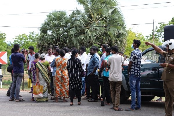 படையினருக்காக மக்களின் காணிகளை தொடர்ந்தும் கபளீகரம் செய்வதை ஏற்றுக்கொள்ளமுடியாது! | Sri Lanka Mullaitivu Navy Camp Land Tamil Mp Gota