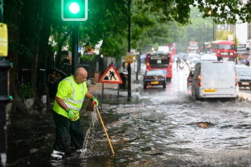 லண்டனில் கனமழை: வெள்ளத்தில் மூழ்கிய சுரங்க ரயில் நிலையங்கள், சாலைகள்..