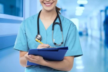 தாதியின் கையை வெட்டி கைப்பையை திருடிய நபர்கள்