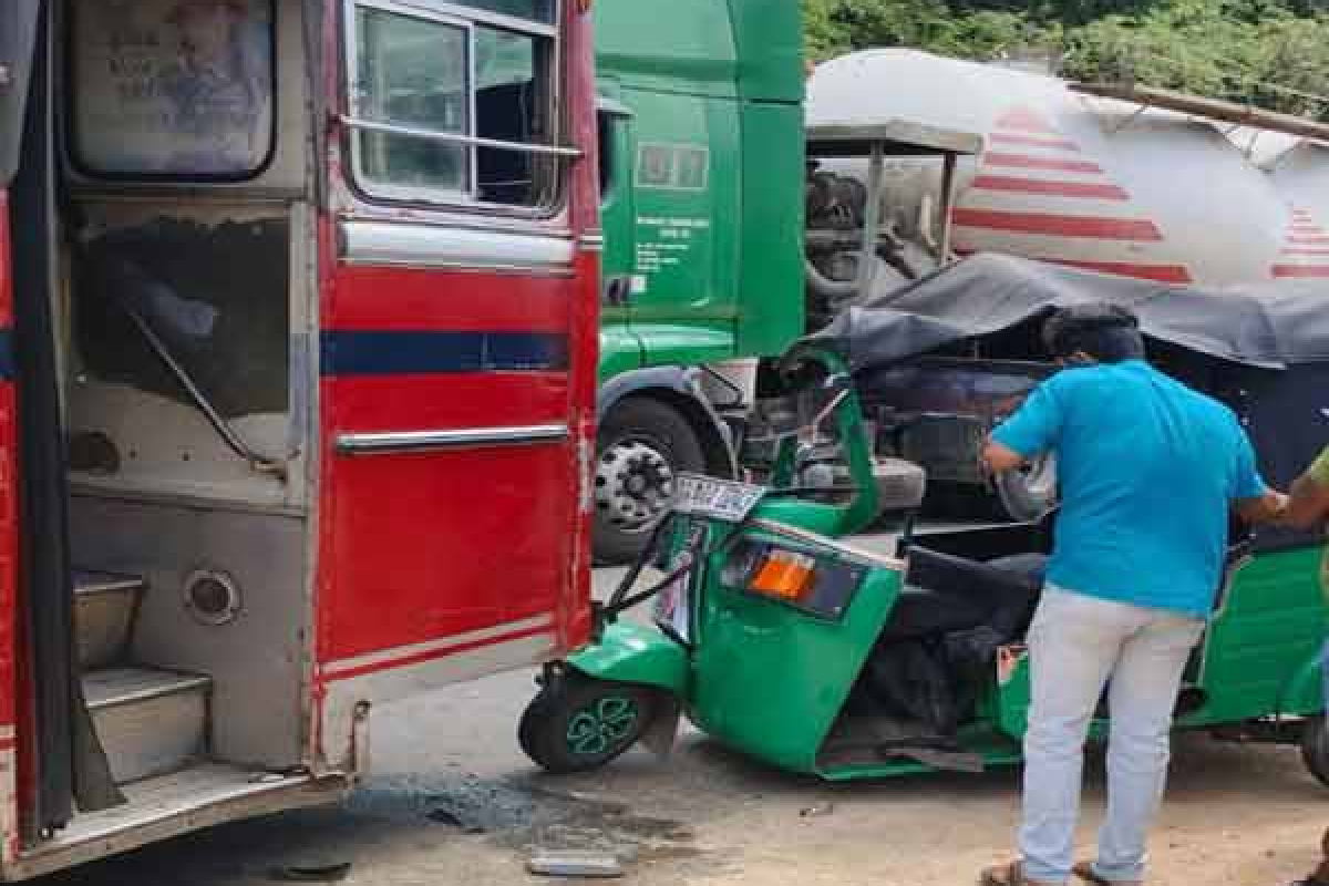 தமிழர் பகுதியில் அடுத்தடுத்து மோதிக்கொண்ட மூன்று வாகனங்கள் ; தீவிரமாகும் விசாரணை | Three Vehicles Collide In Chain Reaction Crash