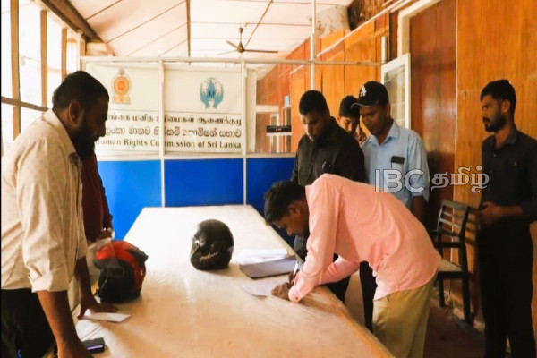 மனித உரிமைகள் ஆணைக்குழுவில் முறைப்பாடளித்த மன்னார் அபிவிருத்தி உத்தியோகத்தர்கள் | Development Officers Who Filed A Complaint Hrc மனித உரிமைகள் ஆணைக்குழுவில் முறைப்பாடளித்த மன்னார் அபிவிருத்தி உத்தியோகத்தர்கள் | Development Officers Who Filed A Complaint Hrc