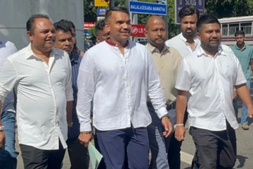 නාමල් අත්අඩංගුවට ගත් පසු රතිඤ්ඤා පත්තු කර බැනර් ගහන්න සූදානමක්? අත්අඩංගුවට ගත්තොත් සේගුනයක් සෙනඟ ගේනවා