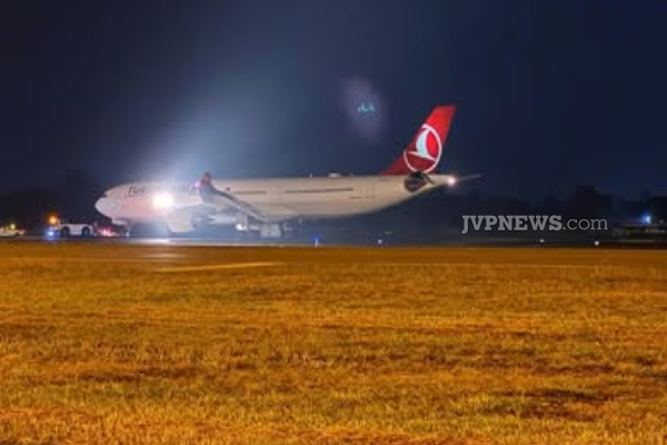 இலங்கையில் விமானியின் சாமர்த்தியத்தால் தவிர்க்கப்பட்ட பாரிய விமான விபத்து ; தப்பிய 212 பயணிகள் | Technical Issue On Flight From Sri Lanka