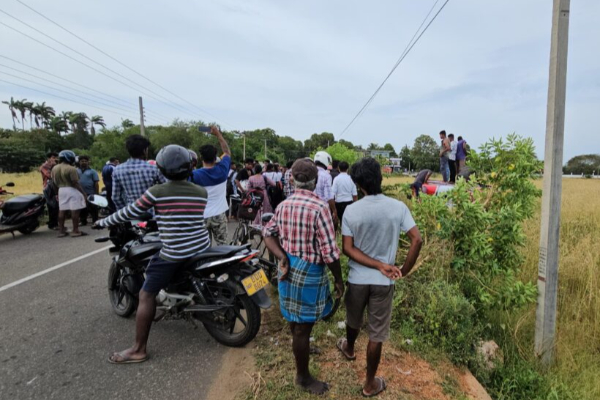 யாழ்ப்பாணத்தில் வயலுக்குள் பாய்ந்து பேருந்து விபத்து | Bus Accident In Jaffna After Falling Into A Field