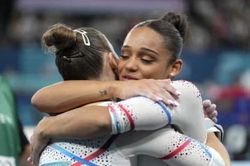 ஒலிம்பிக் போட்டிகளை நடத்தும் பிரான்சுக்கு முதல் தங்கப் பதக்கமும் முதல் சறுக்கலும்