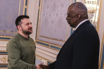 உக்ரைனுக்கு திடீர் விஜயம் செய்த அமெரிக்க பாதுகாப்பு துறை செயலாளர்