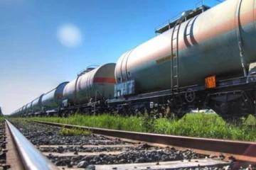 ඉන්ධන රැගත් දුම්රියක් පීලි පනී