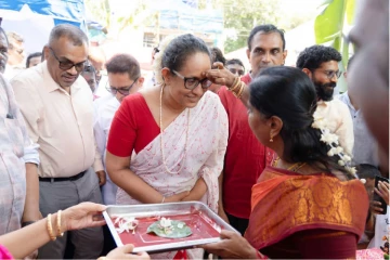 අගමැතිනි හරිනි හින්දු චාරිත්‍ර කරයි