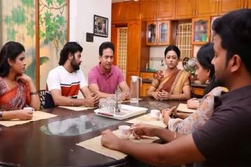 குடும்பத்துடன் குதூகளிக்கும் கோபி...! ராதிகா பேரைக் கேட்டு அலறி அடித்து ஓட்டம்! சூடு பிடிக்கும் காட்சி