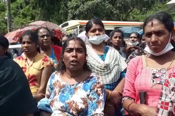 மண்ணெண்ணெய் வழங்குமாறு கோரி மஸ்கெலியா பிரதேச மக்கள் பிரதான வீதியை மறித்து ஆர்ப்பாட்டம் (Photos) | Residents Maskelia Protest Across Street Kerosene