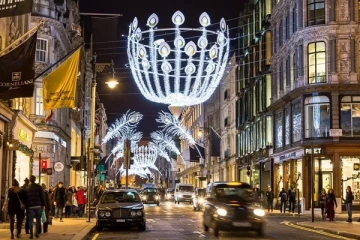 லண்டன் நகரவாசிகளை ஆச்சரியத்தில் ஆழ்த்திய கிறிஸ்துமஸ் விழாக்கோலம்!