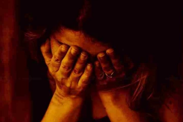 பெற்ற மகளிடம் அத்துமீற கணவனை சுத்தியால் கொன்ற மனைவியை வழக்கிலிருந்து விடுவிப்பு