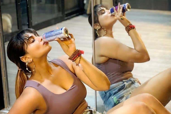 தொடை அழகை காட்டி முகம்சுழிக்க வைத்த ஷிவானி! வெளியிட்ட காணொளியை பாருங்க | Shivani Narayanan Latest Glamour Video Pet