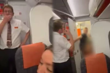 விமான கழிப்பறையில் பாலியல் உறவு கொண்ட தம்பதி - திறந்து பார்த்து திகைத்து போன பயணிகள்!