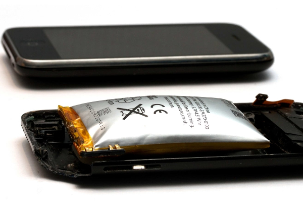 மொபைல் பேட்டரிகள் திடீரென்று வெடித்து சிதற என்ன காரணம்?... எச்சரிக்கை மக்களே | Top Reasons Why Smartphone Batteries