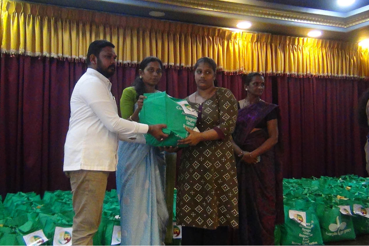 மலையகத்தில் சீரற்ற காலநிலையால் பாதிக்கப்பட்ட நூற்றுக்கணக்கான குடும்பங்கள் - உதவிக்கரம் நீட்டிய இந்தியா | Food Packages With Help Of The Indian Government