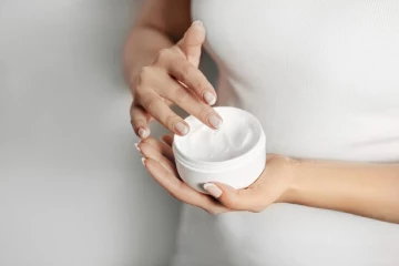 ස්වභාවික රූපලාවන්‍ය ආලේපන බව ඇඟවූ ප්‍රමිතියෙන් තොර ක්‍රීම් වර්ග නිෂ්පාදන ආයතනයක් වටලයි