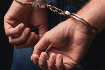 මෝටර් රථයක් පැහැරගත් තුන් කට්ටුවකට වැඩ වරදී.