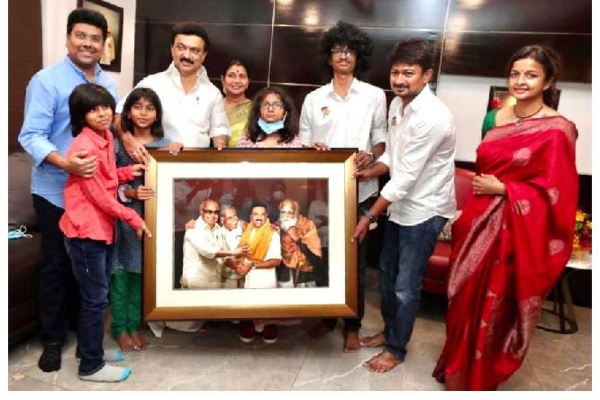 முதல்வரான ஸ்டாலினுக்கு குடும்பத்தினர் கொடுத்த  இன்ப அதிர்ச்சி | Stalin Family Presnt Gift Of Art Of Past Cm