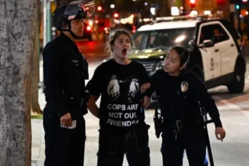 10 நகரங்களுக்கு பரவிய குடியேற்றச் சோதனைகளுக்கு எதிரான போராட்டம்! அமெரிக்காவில் பரபரப்பு