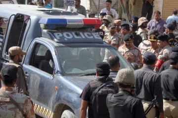 பொலிஸாருக்கும் பயங்கரவாதிகளுக்கும் இடையே பயங்கர துப்பாக்கி சூடு: 2 மாணவர்கள் பரிதாபமாக பலி